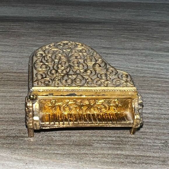 VTG AVON Solid Compact Baby Grand Piano Gold Tone Embossed Ornate Trinket Box - Picture 1 of 9